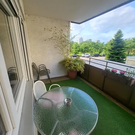 Einzimmerwohnungmit Grossem Balkon شقة